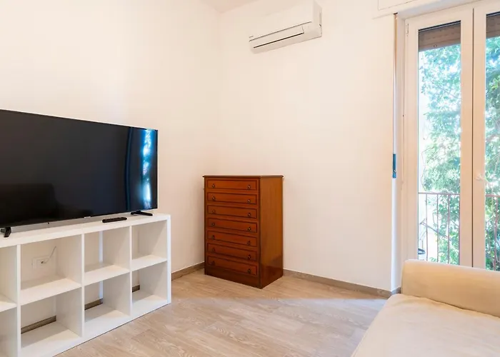 Livorno- Lungomare Viale Italia Bright Apartment!