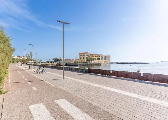 Livorno- Lungomare Viale Italia Bright Apartment!