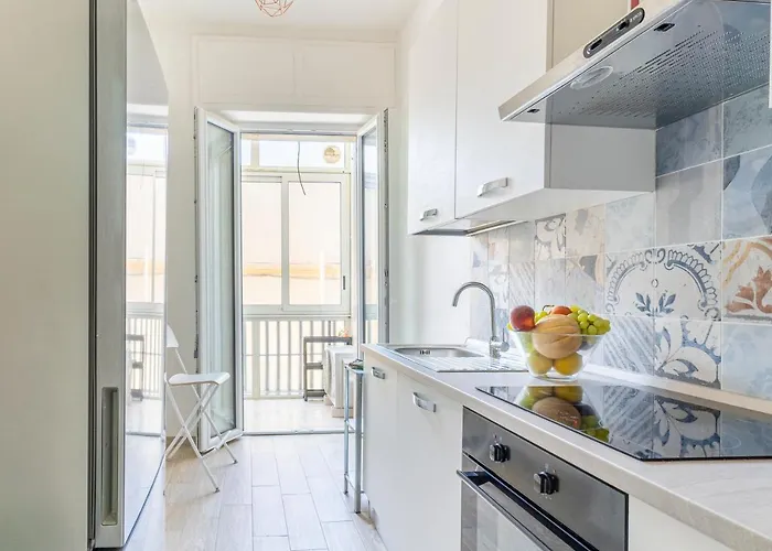 Livorno- Lungomare Viale Italia Bright Apartment!